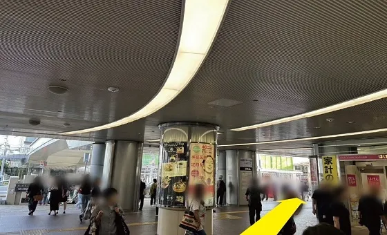 階段降りてすぐに右に曲がり、高速バス乗り場方面に向かって直進します。